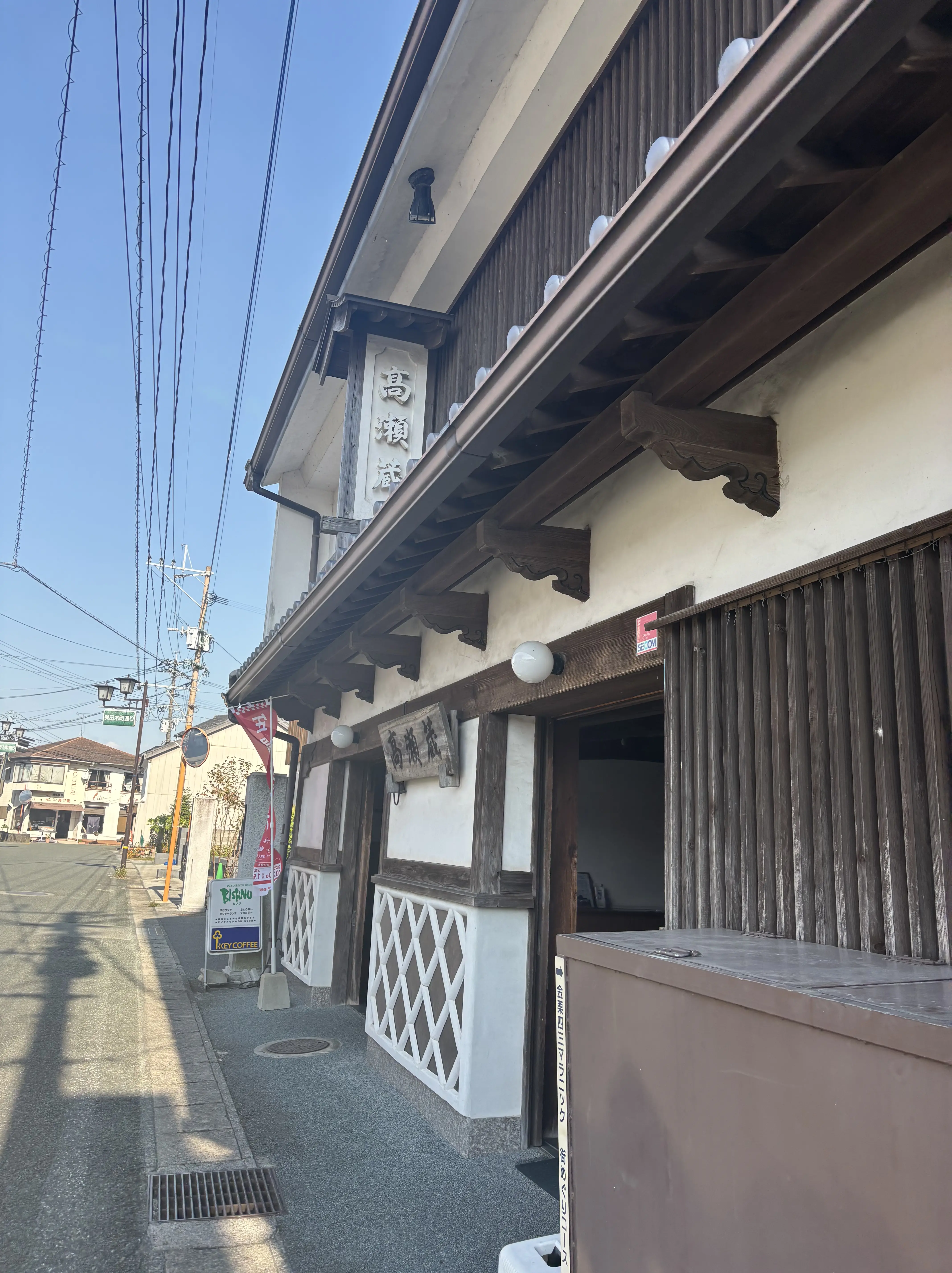 立体作品を鑑賞する来場者